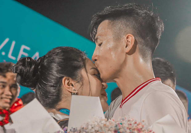 Trước đó, anh đã cầu hôn Khánh Linh ngay trên sân vận động