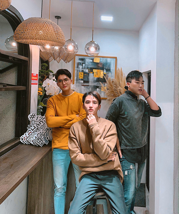 Ba thầy giáo hot nhất MXH tụ họp bên một tiệm coffee nổi bật ở Hà Nội