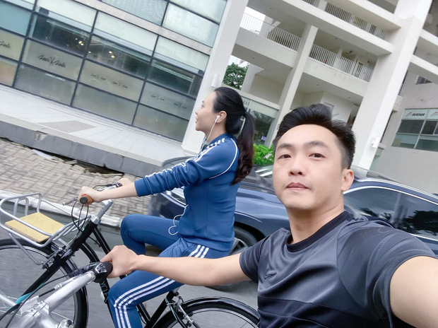 Đạp xe đang là thú vui mới của vợ chồng Cường Đô La - Đàm Thu Trang