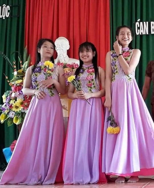 Hình ảnh Hoa hậu Đỗ Thị Hà ngày còn nhỏ tham gia chương trình văn nghệ ở quê.
