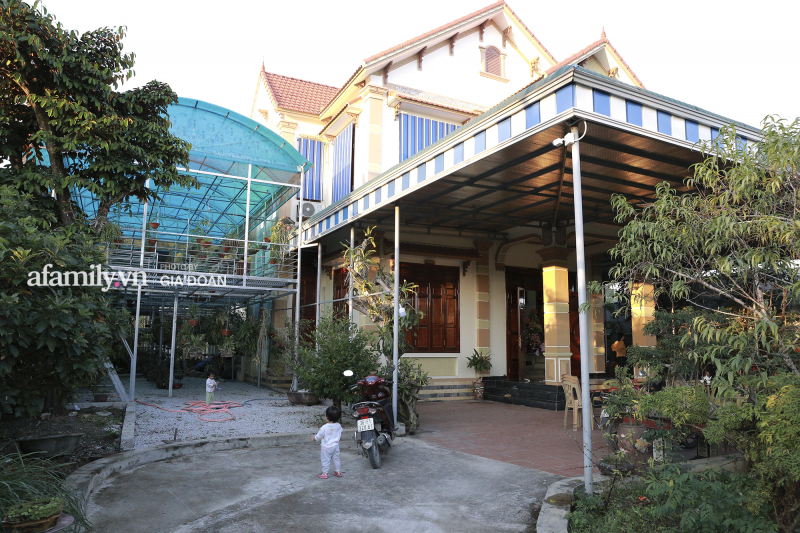 Được biết, cơ ngơi của gia đình Đỗ Thị Hà đang sở hữu là căn nhà lớn và rộng nhất trong phạm vi ngôi làng. Từ cổng đi vào có hai bên vườn cùng một chiếc ao lớn.