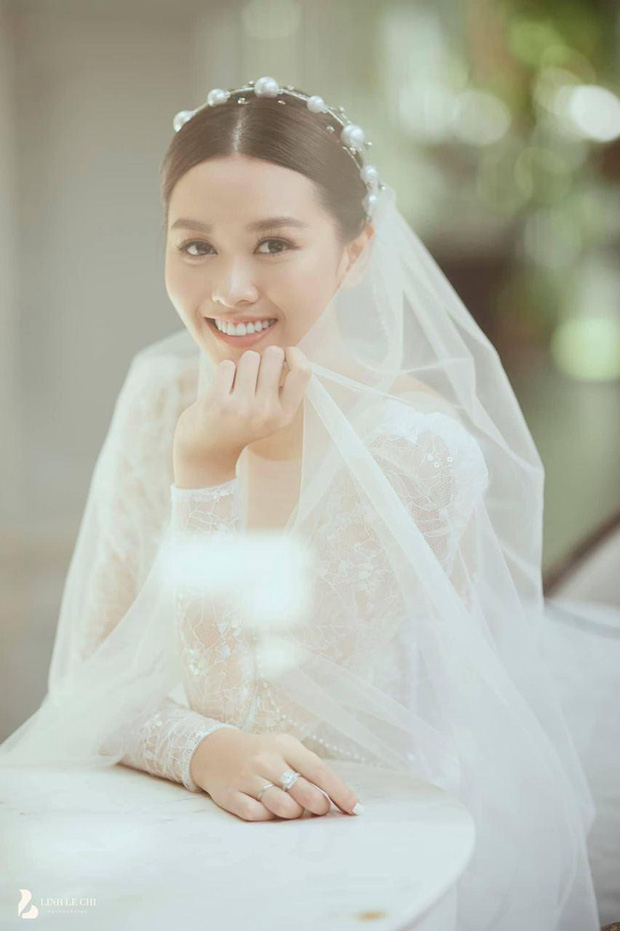 Mới đây, thông tin Á hậu Tường San tuyên bố kết hôn ở tuổi 20 khiến nhiều người không khỏi bất ngờ. Cô chính là nàng Hậu kết hôn sớm nhất trong lịch sử showbiz Việt khi chưa kết thúc nhiệm kỳ.