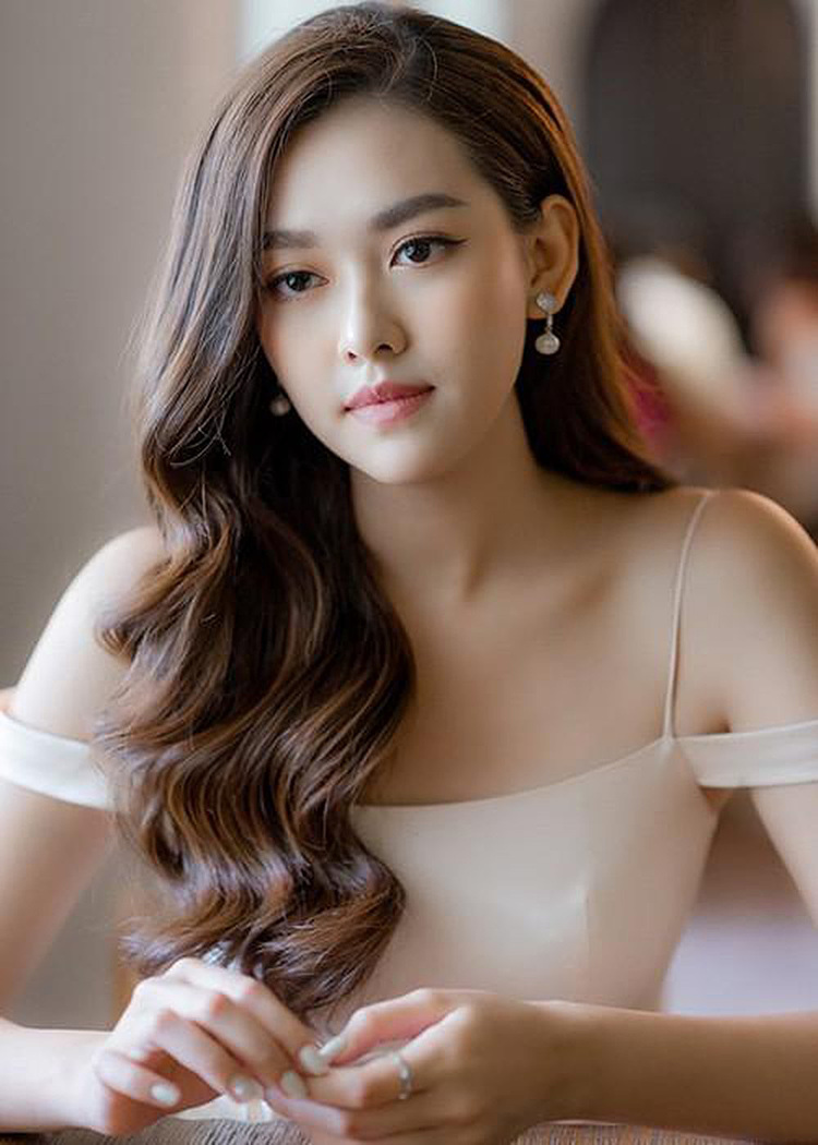 Trước khi tuyên bố kết hôn ở tuổi 20, Tường San được biết đến là Á hậu 2 của cuộc thi Miss World Vietnam 2018. Người đẹp xuất thân trong gia đình khá giả, trước khi đạt được danh hiệu Á hậu 2 cô cũng là một hot girl mạng xã hội, người mẫu ảnh.