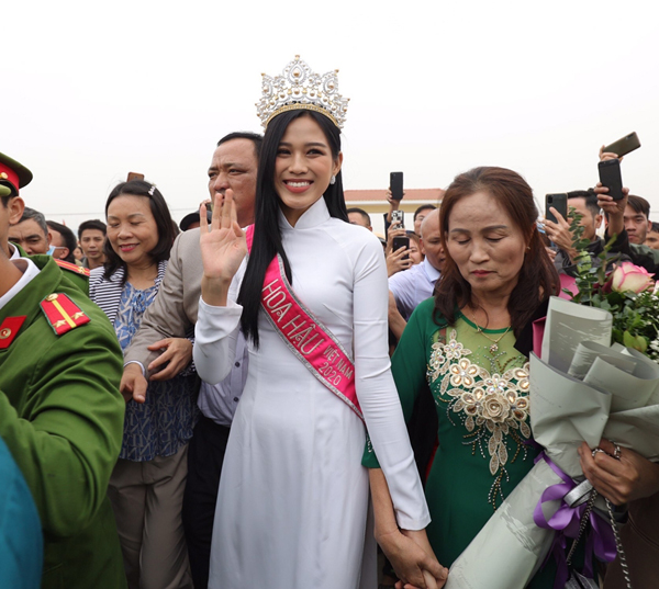 Tân Hoa hậu Việt Nam trở về quê hương