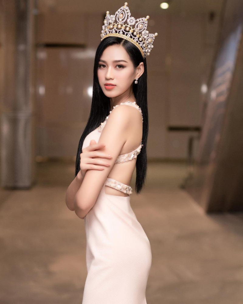 Kể từ sau đăng quang, Tân Hoa hậu Đỗ Thị Hà vướng phải nhiều lùm xùm liên quan đến MXH.
