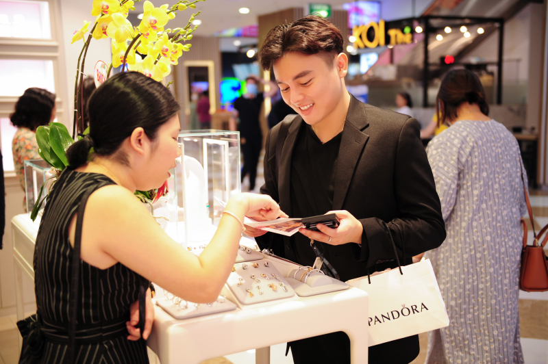 Nhà báo Đông Vũ là một trong những khách hàng đầu tiên có mặt tại sự kiện khai trương các cửa hàng của Pandora Việt Nam tại Hà Nội.