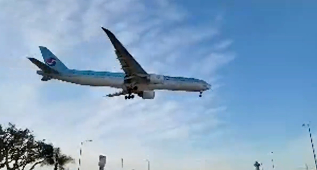 Hình ảnh chiếc máy bay chở thi hài nghệ sĩ Chí Tài chuẩn bị hạ cánh xuống sân bay Los Angeles.