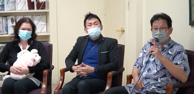 Ca sĩ Phương Loan cùng anh trai nghệ sĩ Chí Tài tới nhà quàn nhận thi hài người thân.