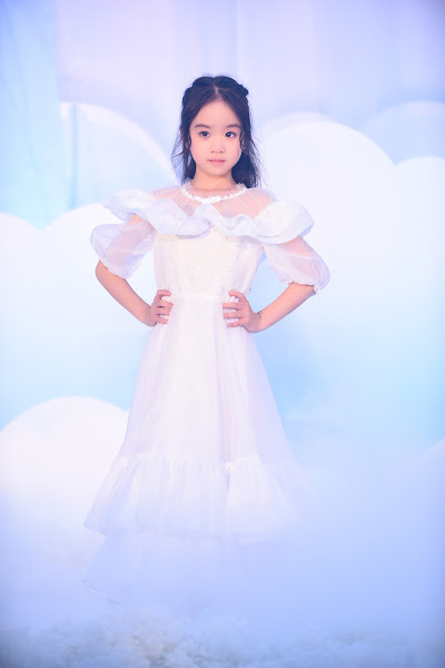 Dance Of The Clouds Fashion Show thu hút gần 100 bạn nhỏ tham gia với nhiều tiết mục đặc sắc: trình diễn thời trang, múa ballet, hát.