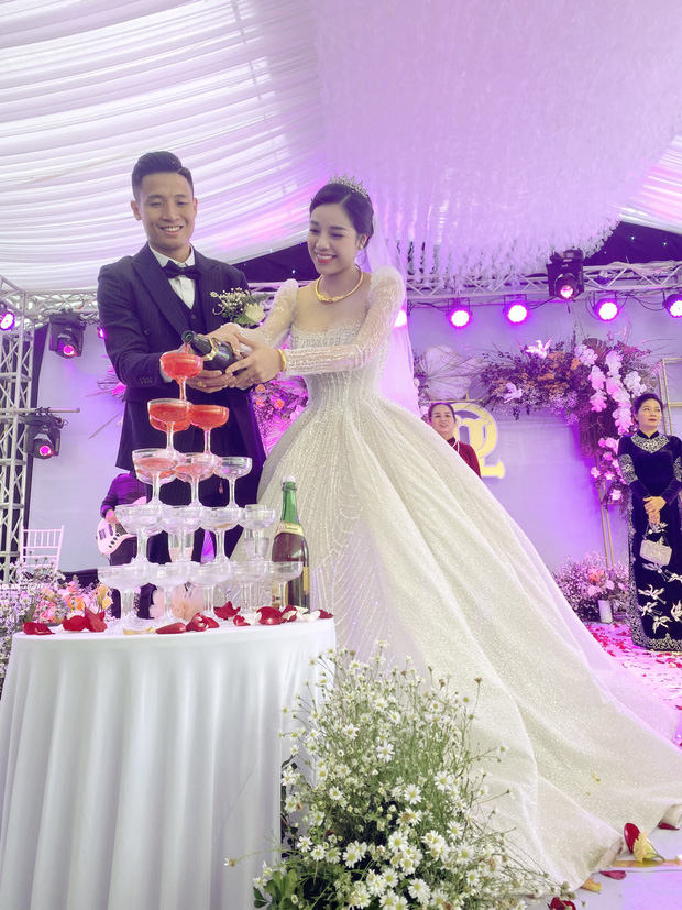 Đám cưới được tổ chức tại Hà Tĩnh sau đó được tổ chức tại Bắc Ninh và Hà Nội để thiết đãi bạn bè.