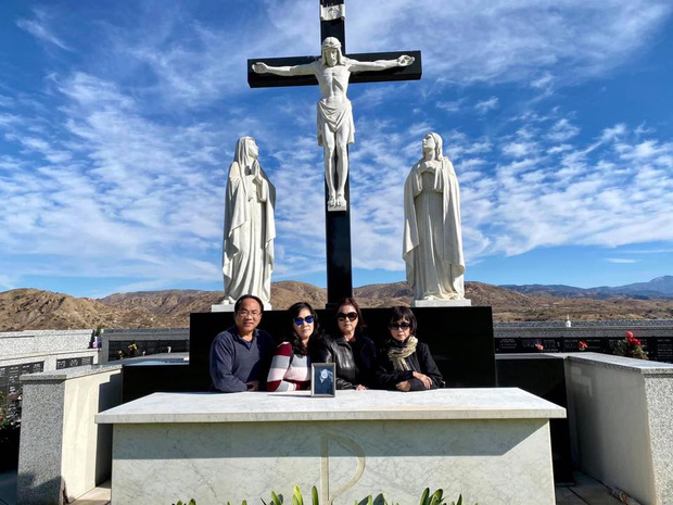 Gia đình NS Chí Tài cùng chụp ảnh kỷ niệm tại khu nghĩa trang.