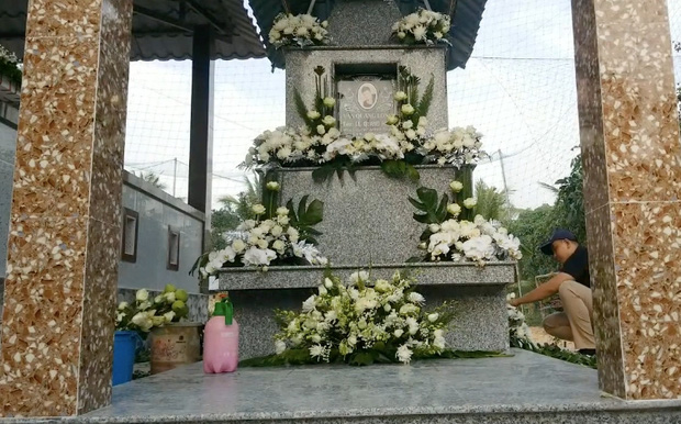 Khu mộ phần của Vân Quang Long được kết nhiều hoa trắng.
