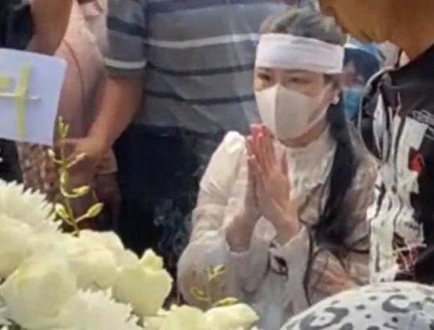 Linh Lan và con gái cũng có mặt trong tang lễ dù không được bố mẹ Vân Quang Long công nhận là dâu con trong nhà.