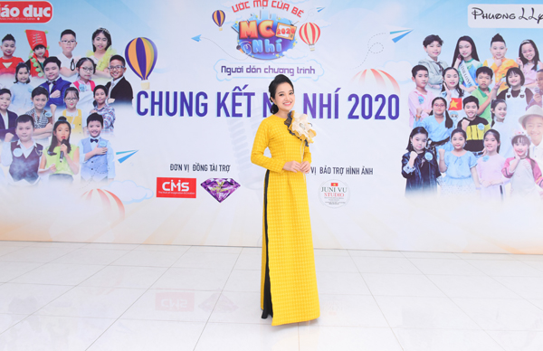 MC Hồng Phượng - én vàng HTV 2006