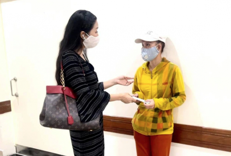 Trịnh Kim Chi trao tiền cho vợ diễn viên Thương Tín để chị có chi phí chăm sóc chồng