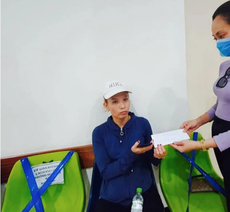 Diễn viên Hạnh Thuý trao tiền ủng hộ cho vợ diễn viên Thương Tín