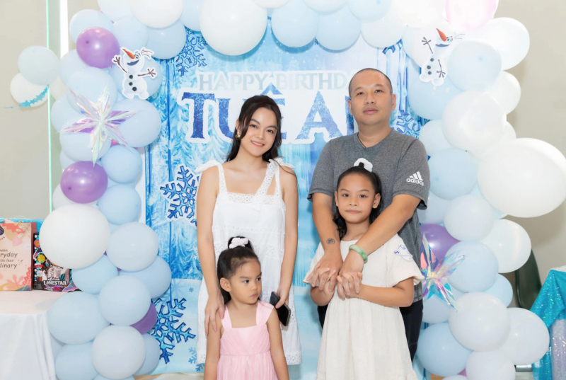 Gia đình Phạm Quỳnh Anh hạnh phúc bên nhau trong tiệc sinh nhật con gái