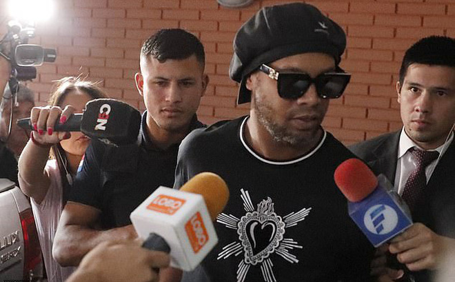 Ronaldinho được tại ngoại sau 32 ngày ‘ăn cơm tù’.