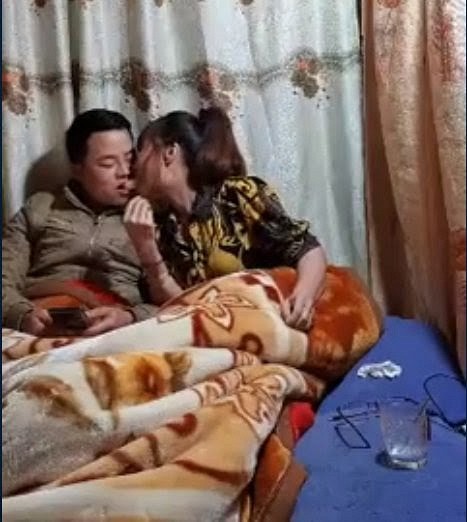 Cô dâu 63 tuổi ở Cao Bằng dùng miệng đút đồ ăn cho chồng trẻ.