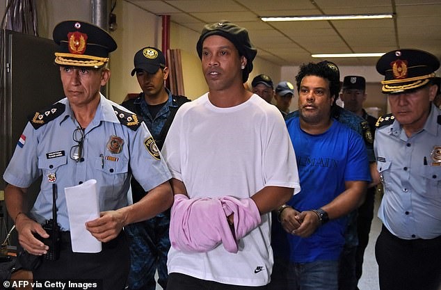 Hồi tháng 3, Ronaldinho bị bắt cùng anh trai vì dùng hộ chiếu giả tại Paraguay.