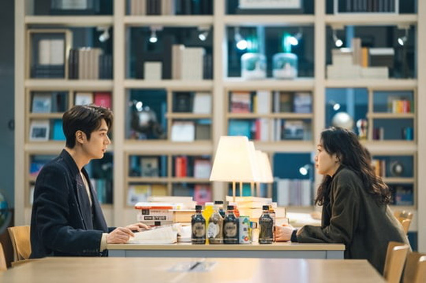 Quân Vương Bất Diệt: Lee Min Ho lén lút hẹn hò Kim Go Eun