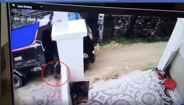 Tài xế Nguyễn Văn Vinh lùi xe làm chết bé trai 1 tuổi. Ảnh cắt từ clip.