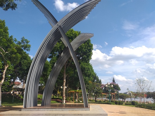 Biểu tượng cánh chim sắt (3,6 tỉ đồng) ở trung tâm huyện Đắk Mil đã phải tháo dỡ để xây dựng tượng đài gần 12 tỉ đồng.