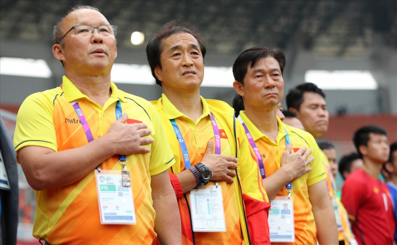 Trợ lý Lee (giữa) góp công lớn cùng HLV Park Hang-seo tạo ra những kỳ tích cho bóng đá Việt Nam suốt hơn hai năm qua.