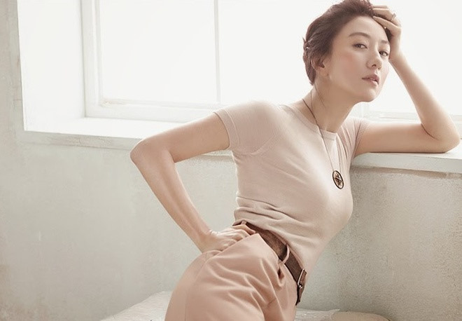Kim Hee Ae vẫn nóng bỏng ở tuổi 53.
