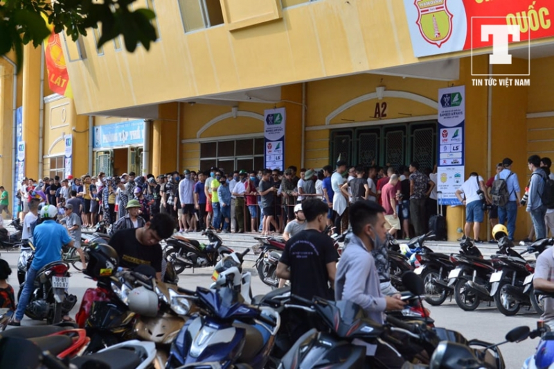 Ngay từ đầu giờ sáng, có rất đông người hâm mộ Nam Định đã tới Thiên Trường để chờ mua vé.