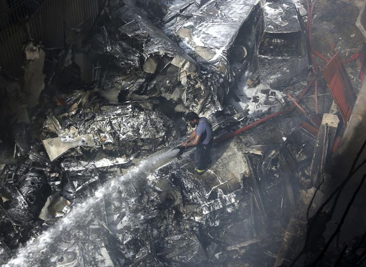 Hôm 22/5, chiếc máy bay Airbus A320 chở 99 hành khách và 8 thành viên phi hành đoàn đã biến mất khỏi radar và rơi ở khu dân cư gần sân bay Karachi, Pakistan.