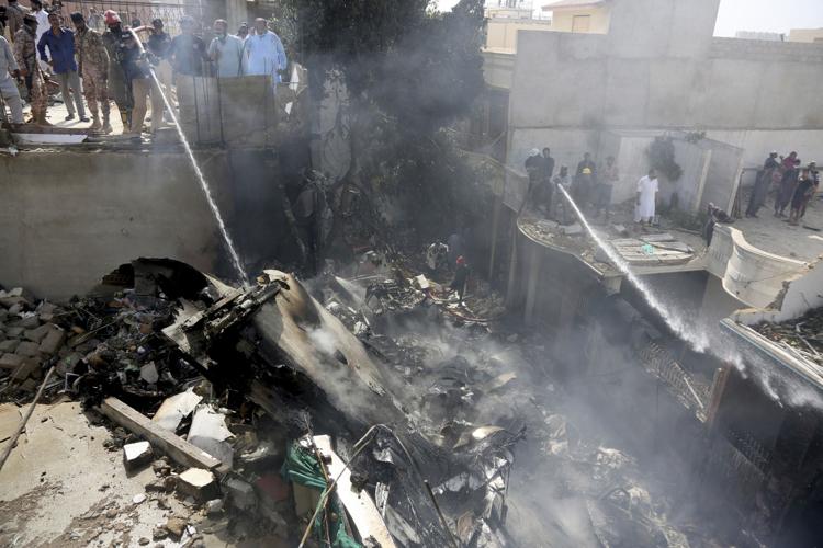 Thị trưởng Wasim Akhtar xác nhận, toàn bộ 107 người trên máy bay không có ai sống sót sau vụ tai nạn.
