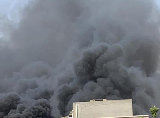 Hình ảnh và video cho thấy một đám khói đen khổng lồ cuồn cuộn bay lên không trung sau vụ tai nạn, xảy ra vào khoảng 2h45 chiều giờ địa phương ngày 22/5.