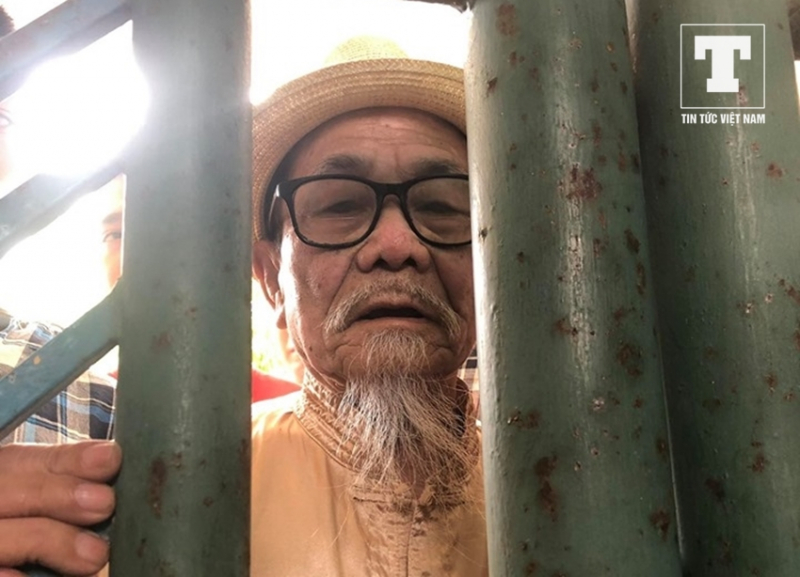 Cụ Tạ Quang Tám, năm nay đã 90 tuổi, nhưng cụ vẫn đạp xe tới sân Thiên Trường, đội nắng xếp hàng mua vé xem trận đấu.