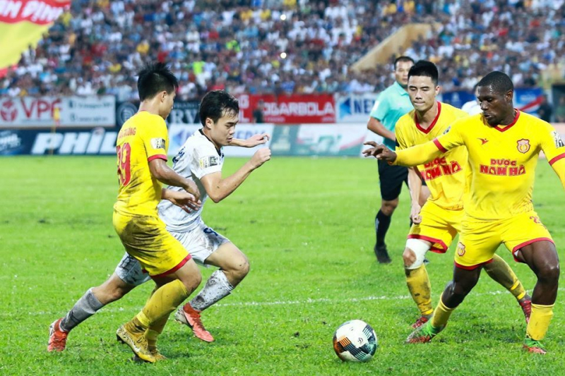 Văn Toàn đá chính trận Nam Định vs HAGL.