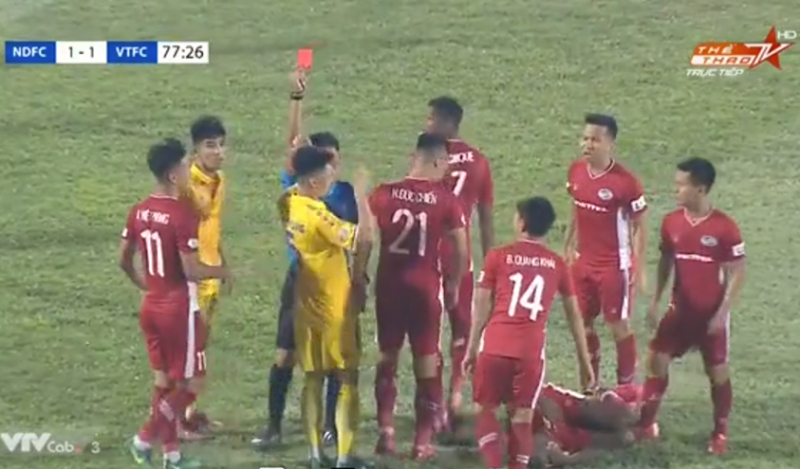 Lâm Anh Quang nhận thẻ đỏ khiến Nam Định chỉ còn chơi với 10 người.