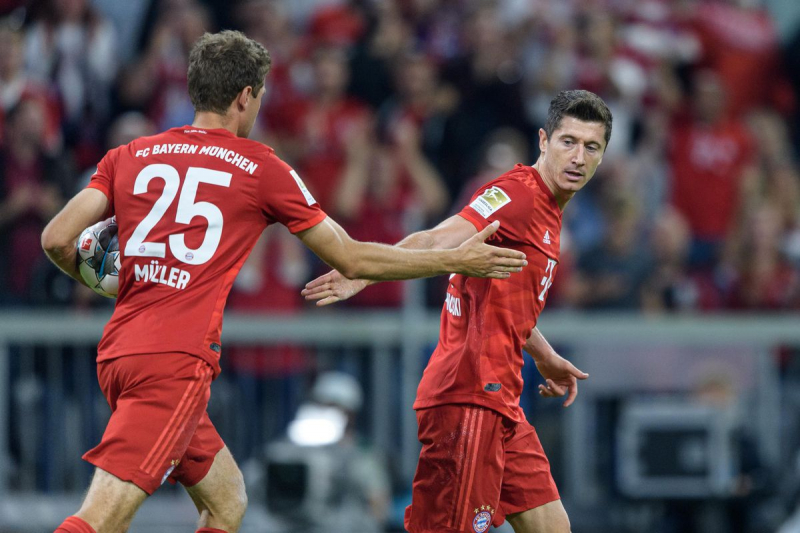 Lewandowski ghi bàn ấn định chiến thắng 2-1 cho Bayern Munich ở trận bán kết Cúp Quốc gia Đức với Frankfurt.