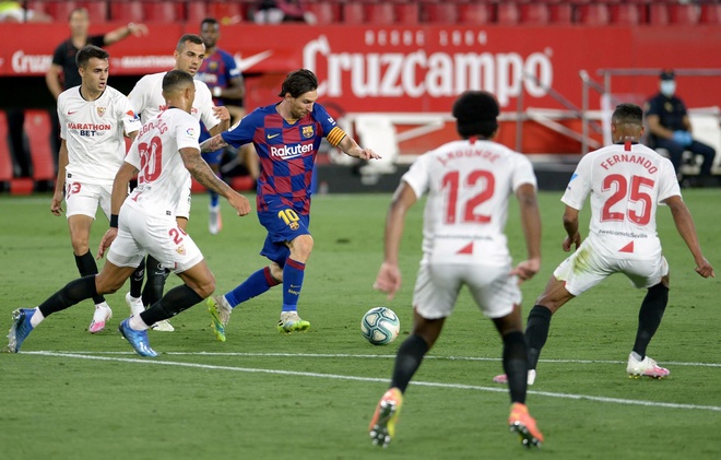 Messi bị khóa chặt, Barca không thể ghi bàn vào lưới Sevilla.