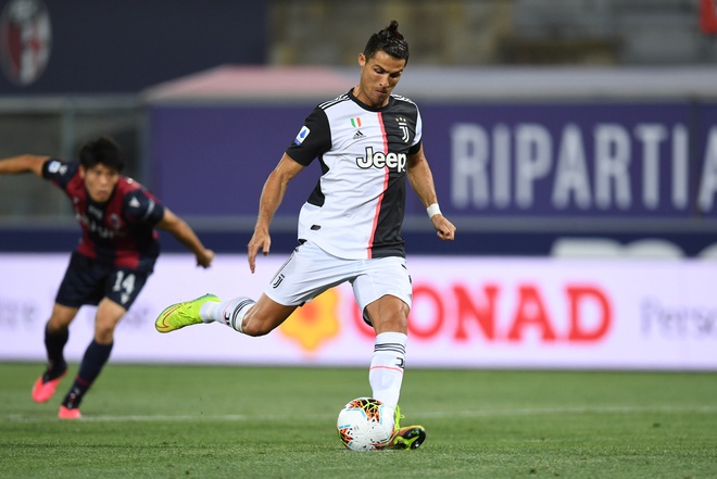 Ronaldo sút phạt đền thành công, góp một bàn trong chiến thắng 2-0 của Juventus trước Bologna.