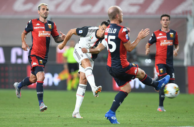 Ronaldo lập siêu phẩm sút xa tung lưới Genoa.