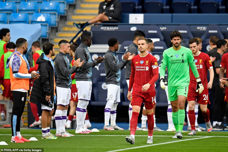 Cầu thủ Liverpool bước ra sân Etihad trong tiếng vỗ tay chúc mừng từ Man City.