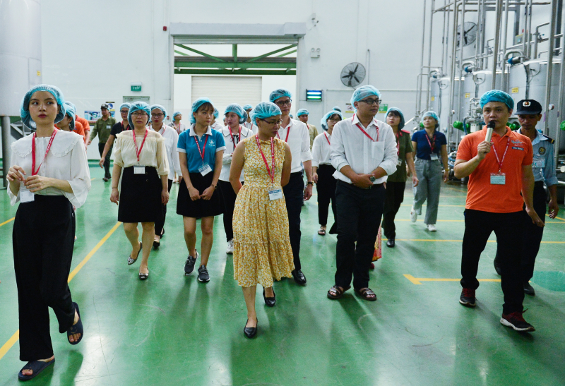 Đoàn tham quan, khám phá nhà máy Number 1 tại tỉnh Hà Nam.