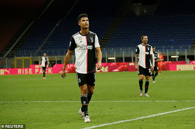 Ronaldo không tin chuyện gì đã xảy ra với hàng thủ Juventus.