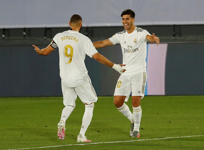 Benzema và Asensio, hai người lập công cho Real Madrid.