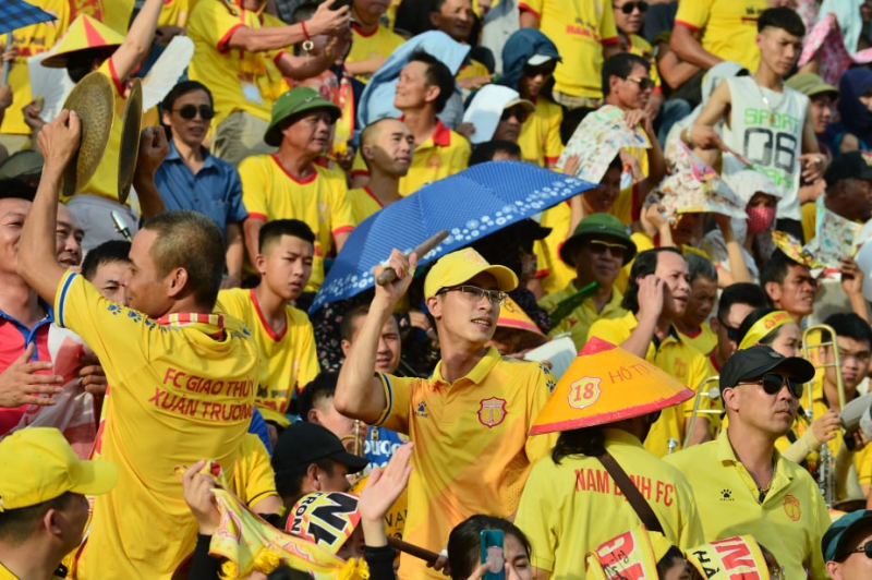 Sau những kết quả không tốt, đội bóng thành Nam rơi xuống đáy bảng xếp hạng. Mặc dù vậy, người hâm mộ Nam Định vẫn kéo đến sân Thiên Trường phủ vàng các khán đài tiếp sức cho đội bóng quê hương.
