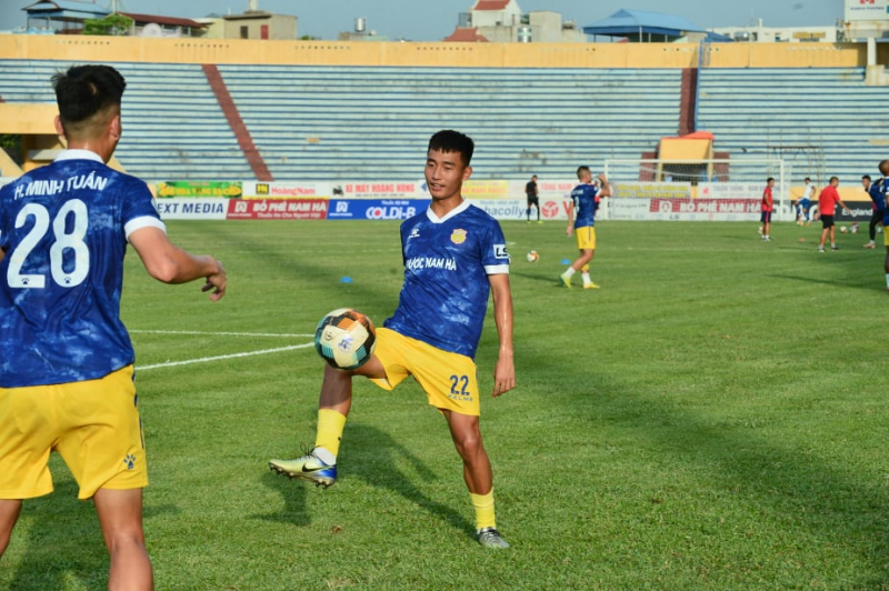 Các cầu thủ Nam Định làm nóng dưới sân, chuẩn bị cho trận đấu với Quảng Nam.