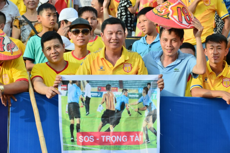 Kể từ đầu mùa giải, trọng tài nhiều lần khiến CLB Nam Định chịu thiệt. Các cổ động viên treo băng rôn kêu gọi sự công tư từ giới cầm cân nảy mực.