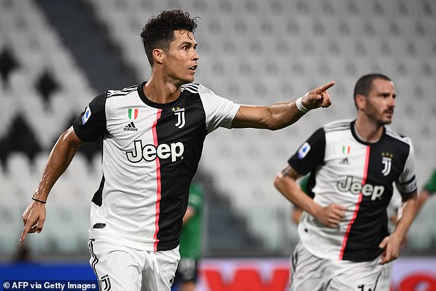 Ronaldo lập cú đúp bàn thắng vào lưới Atalanta và đều từ chấm 11m.