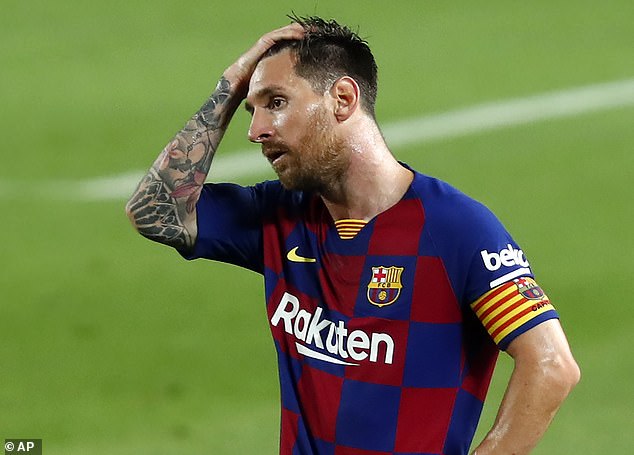 Messi chán nản trong ngày Barca chính thức trở thành cựu vương.