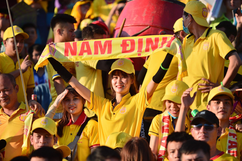 Chiều 23/7, CLB Nam Định tiếp đón Bình Dương ở vòng 11 V-League 2020. Rất đông CĐV Nam Định đã tới phủ vàng các khán đài sân Thiên Trường tiếp sức cho đội nhà.